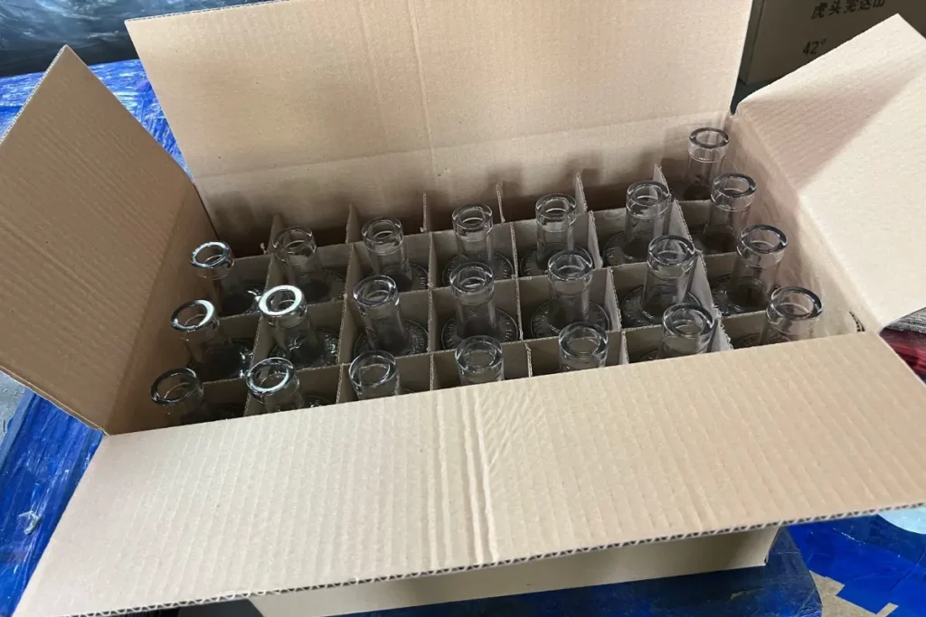 装在带纸板隔板的瓦楞纸箱中的空玻璃瓶
